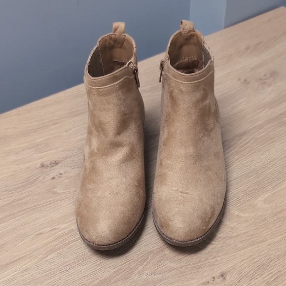 NWOT Nordstrom Tan Suede Jayda Ankle Booties. - Picture 5 of 9